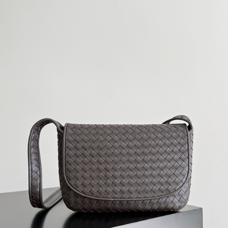 843836 Veneto翻蓋背提包 黑棕色_2