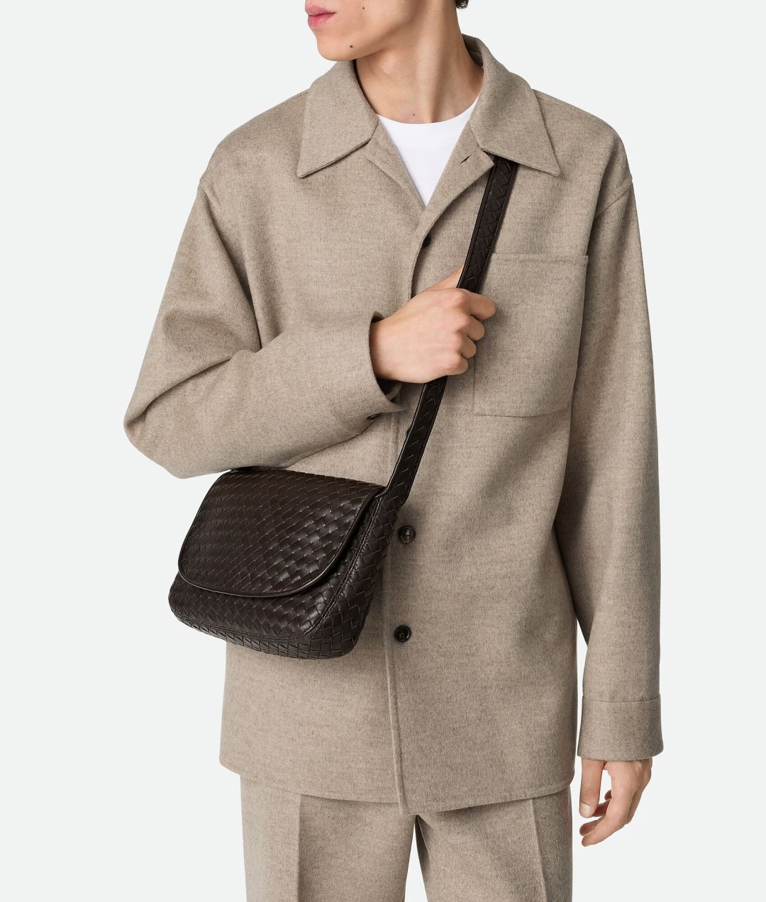 843836 Veneto翻蓋背提包 黑棕色_11