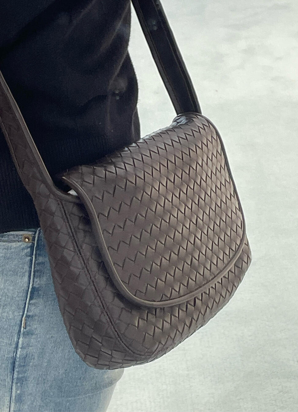 843836 Veneto翻蓋背提包 黑棕色_12