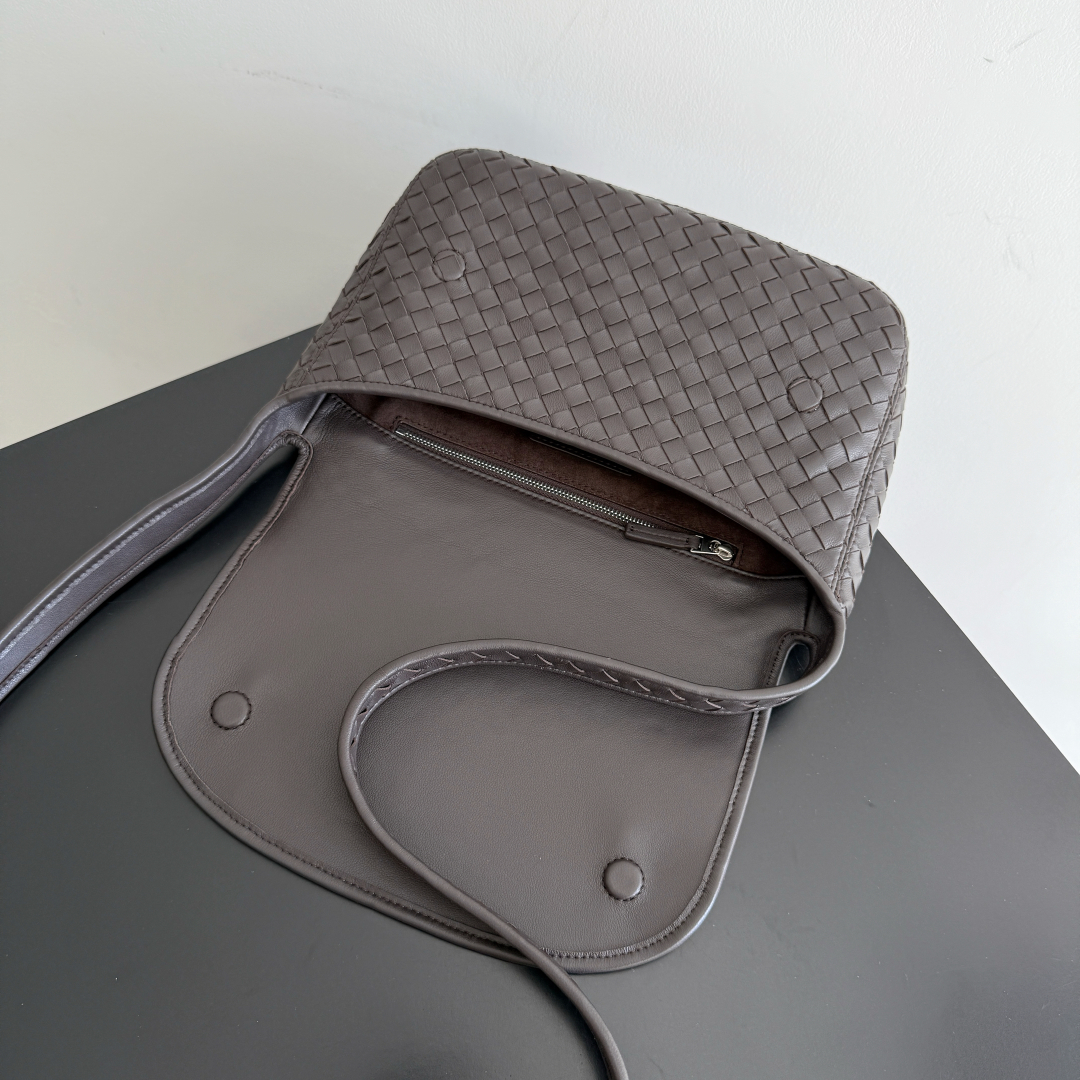 843836 Veneto翻蓋背提包 黑棕色_6