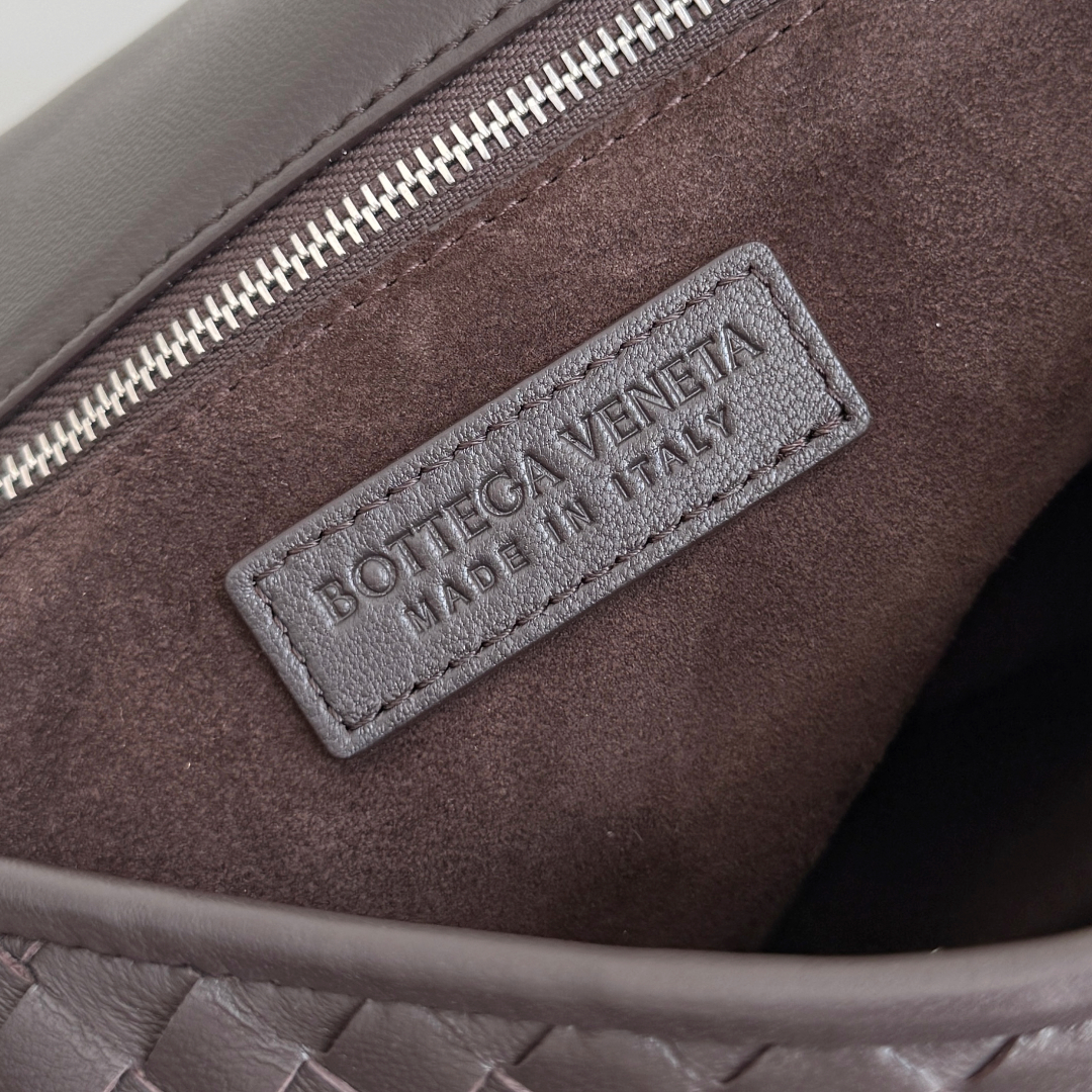 843836 Veneto翻蓋背提包 黑棕色_7