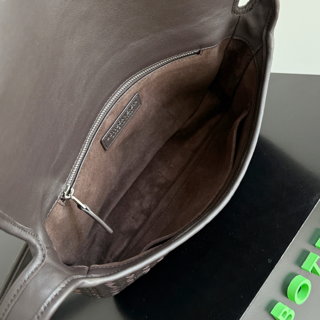 843836 Veneto翻蓋背提包 黑棕色_10