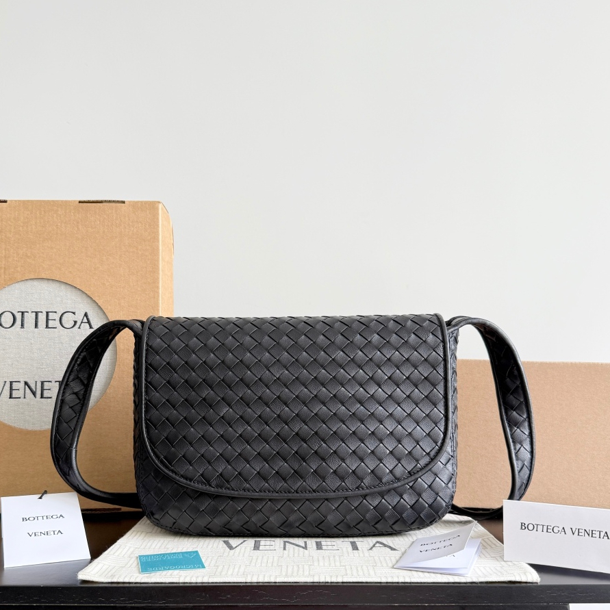 843836 Veneto翻蓋背提包 黑色_1