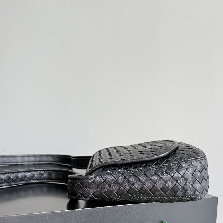 843836 Veneto翻蓋背提包 黑色_3