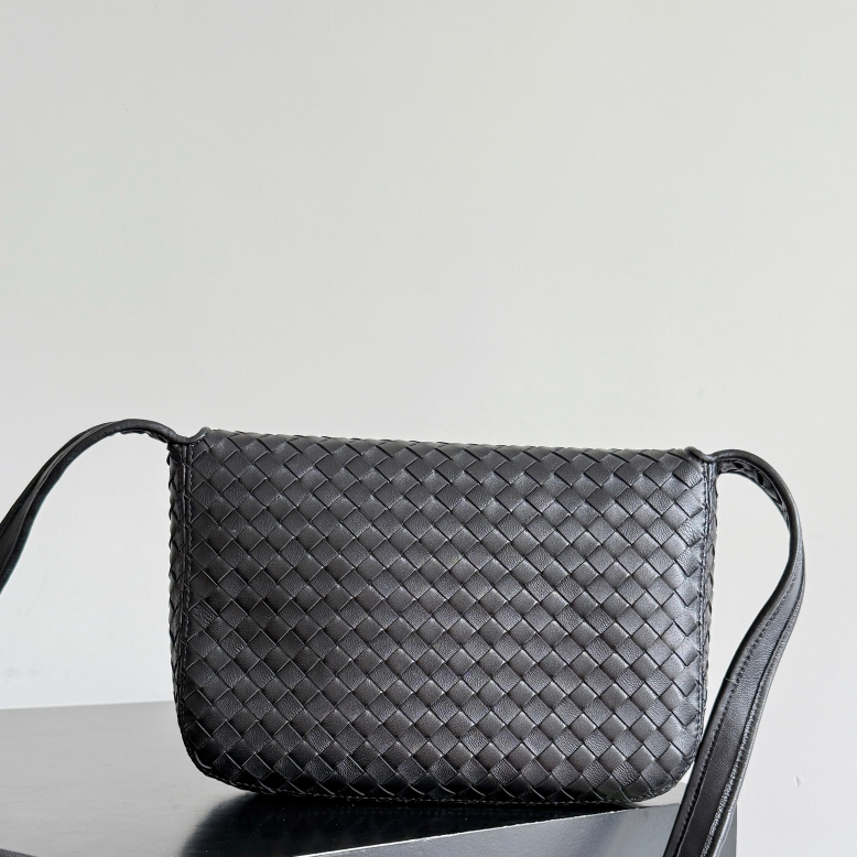 843836 Veneto翻蓋背提包 黑色_4