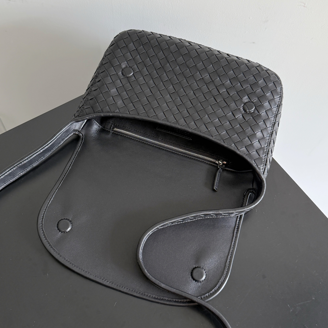 843836 Veneto翻蓋背提包 黑色_6