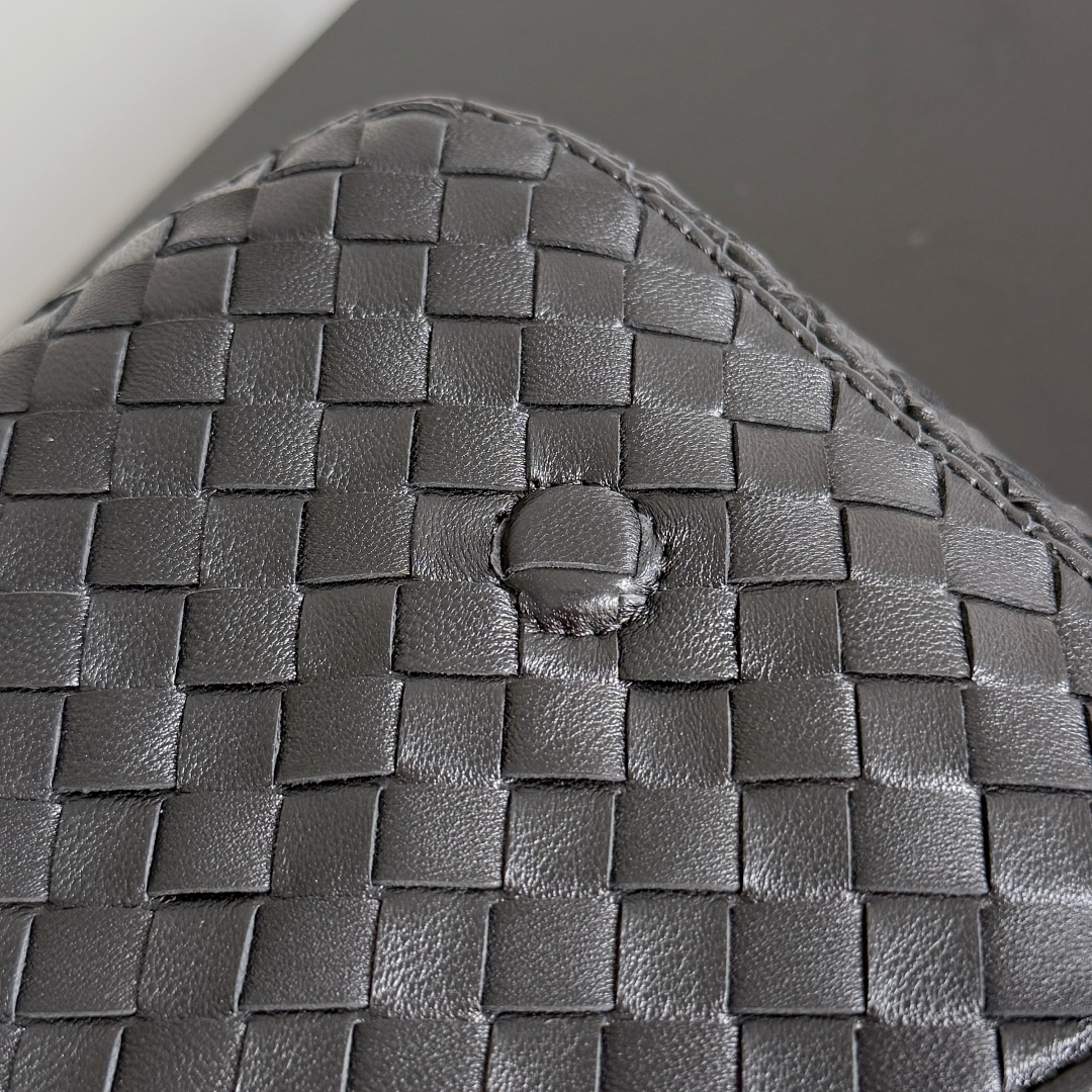 843836 Veneto翻蓋背提包 黑色_9