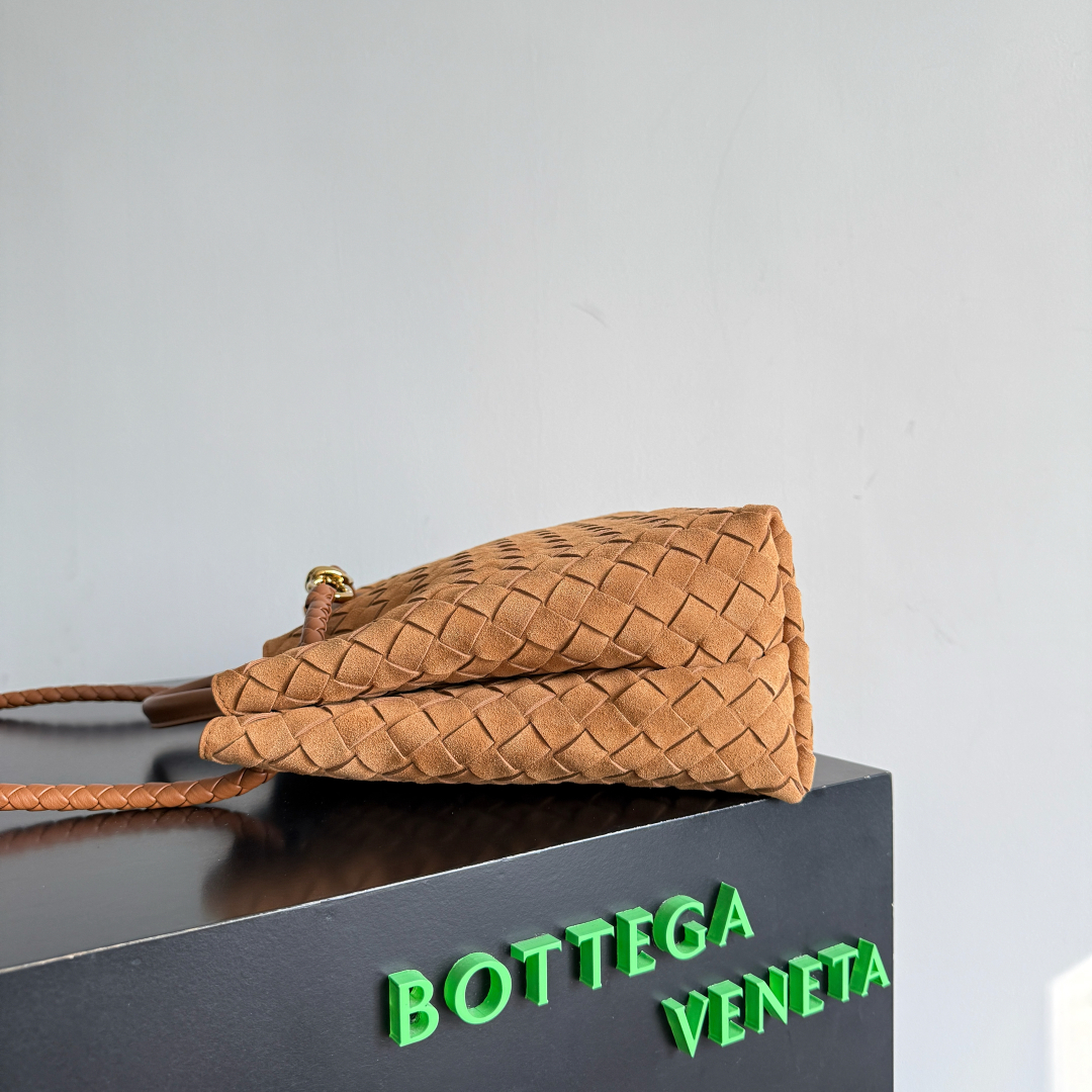 743572 Andiamo蝴蝶結中號 反絨琥珀棕_5