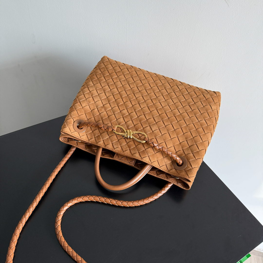 743572 Andiamo蝴蝶結中號 反絨琥珀棕_7