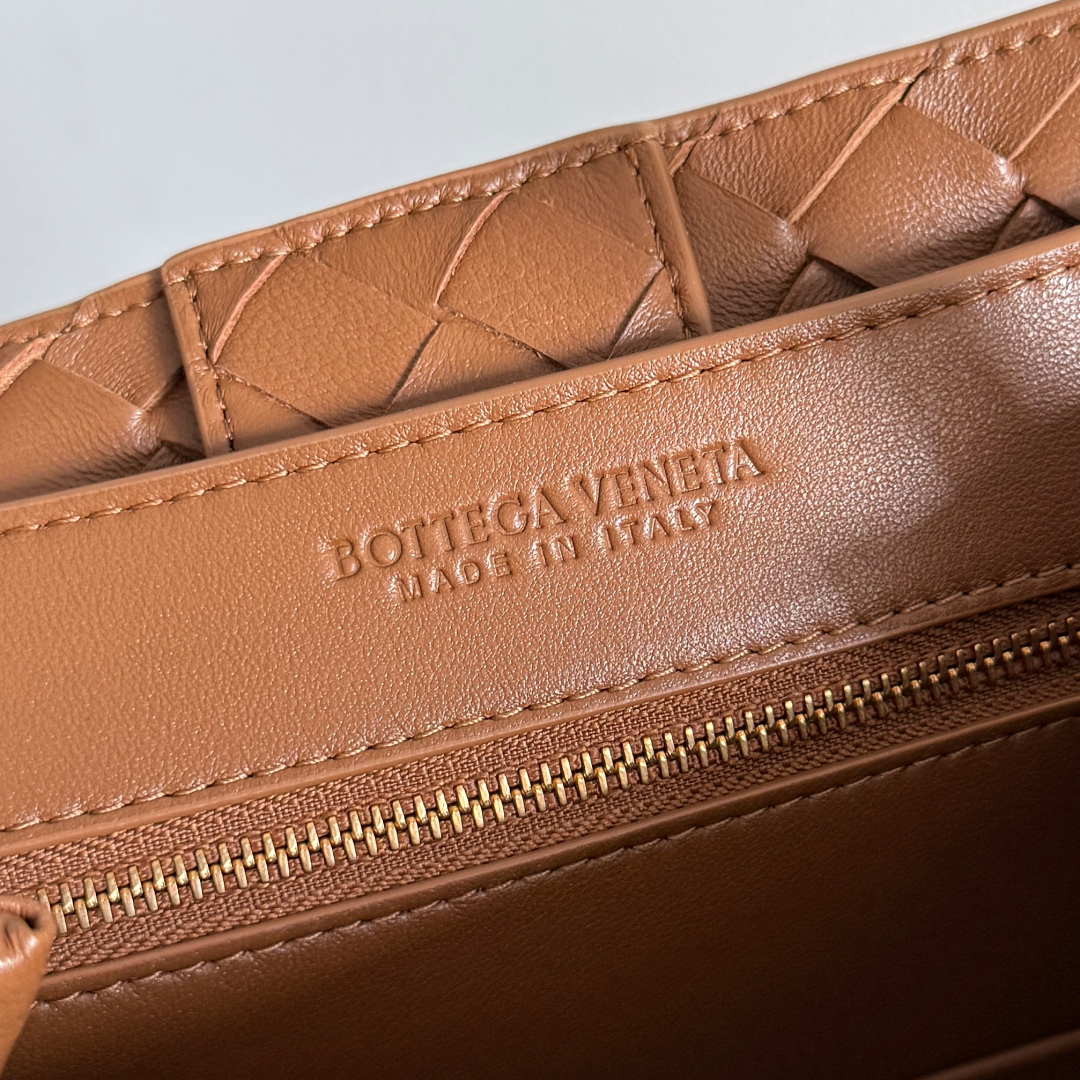 743572 Andiamo蝴蝶結中號 反絨琥珀棕_8