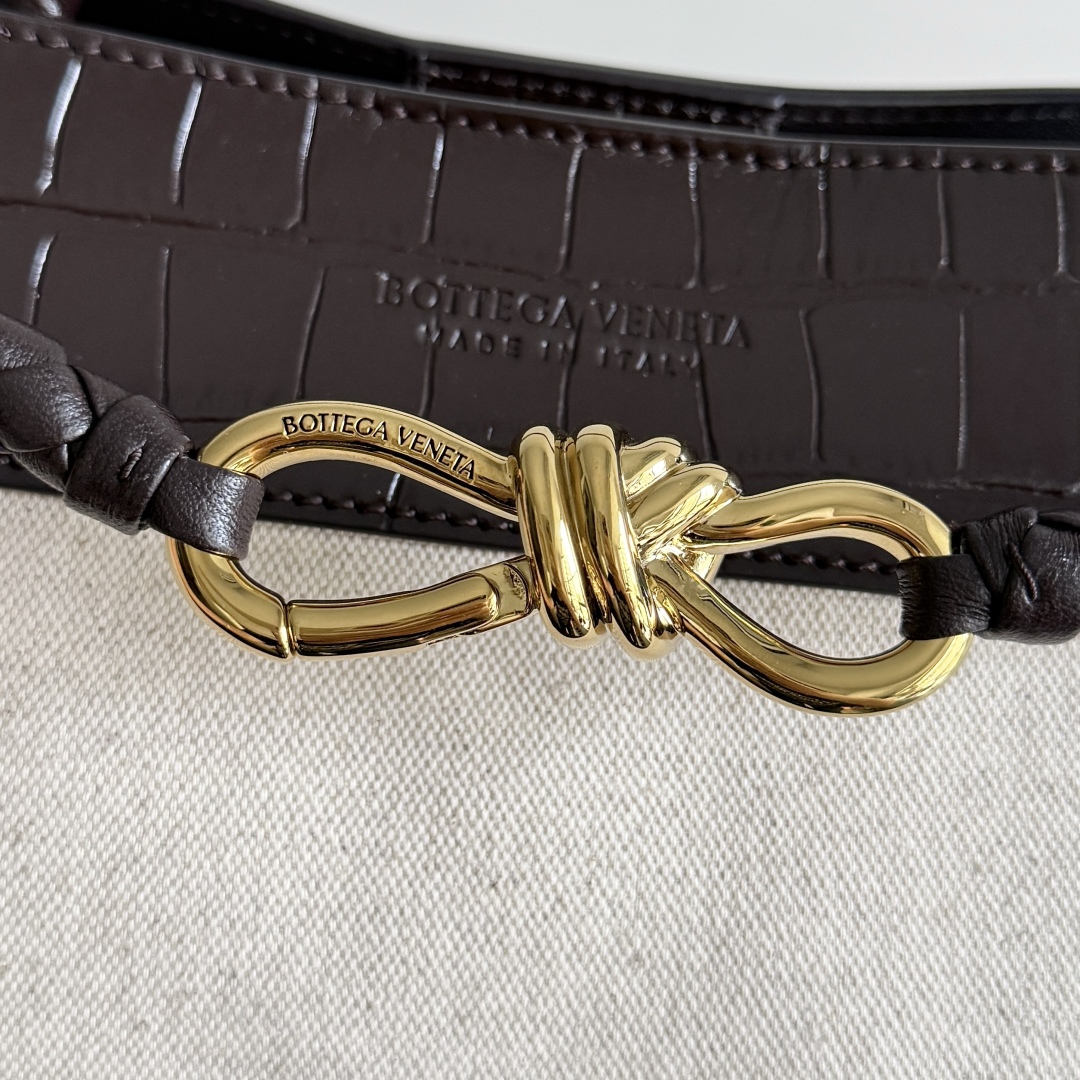 743572 Andiamo蝴蝶結中號 鱷魚紋帆布/巧克力色_6