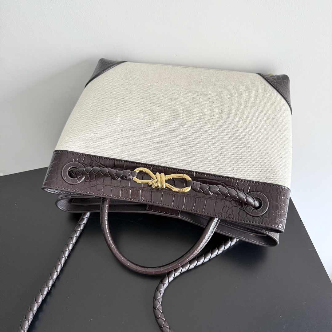 743572 Andiamo蝴蝶結中號 鱷魚紋帆布/巧克力色_7