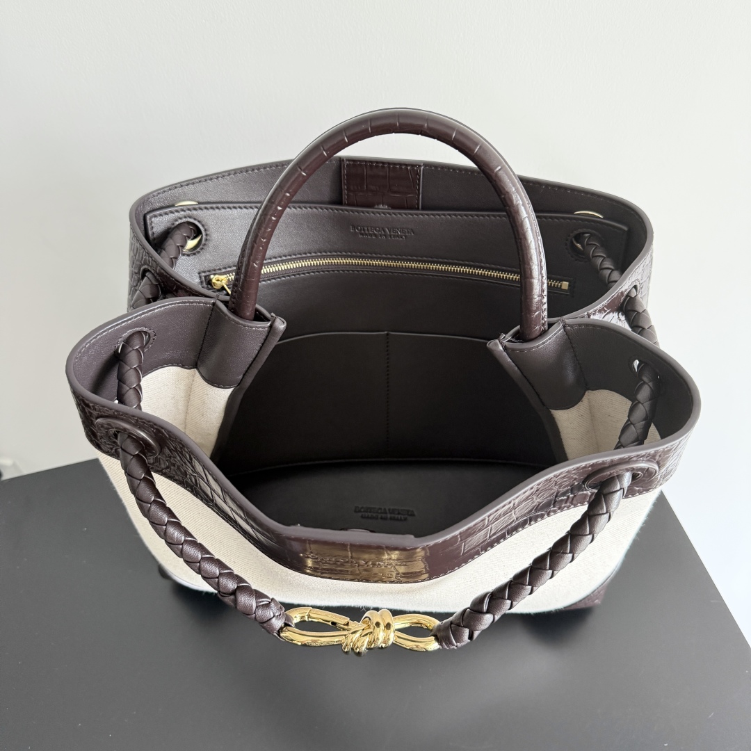 743572 Andiamo蝴蝶結中號 鱷魚紋帆布/巧克力色_10