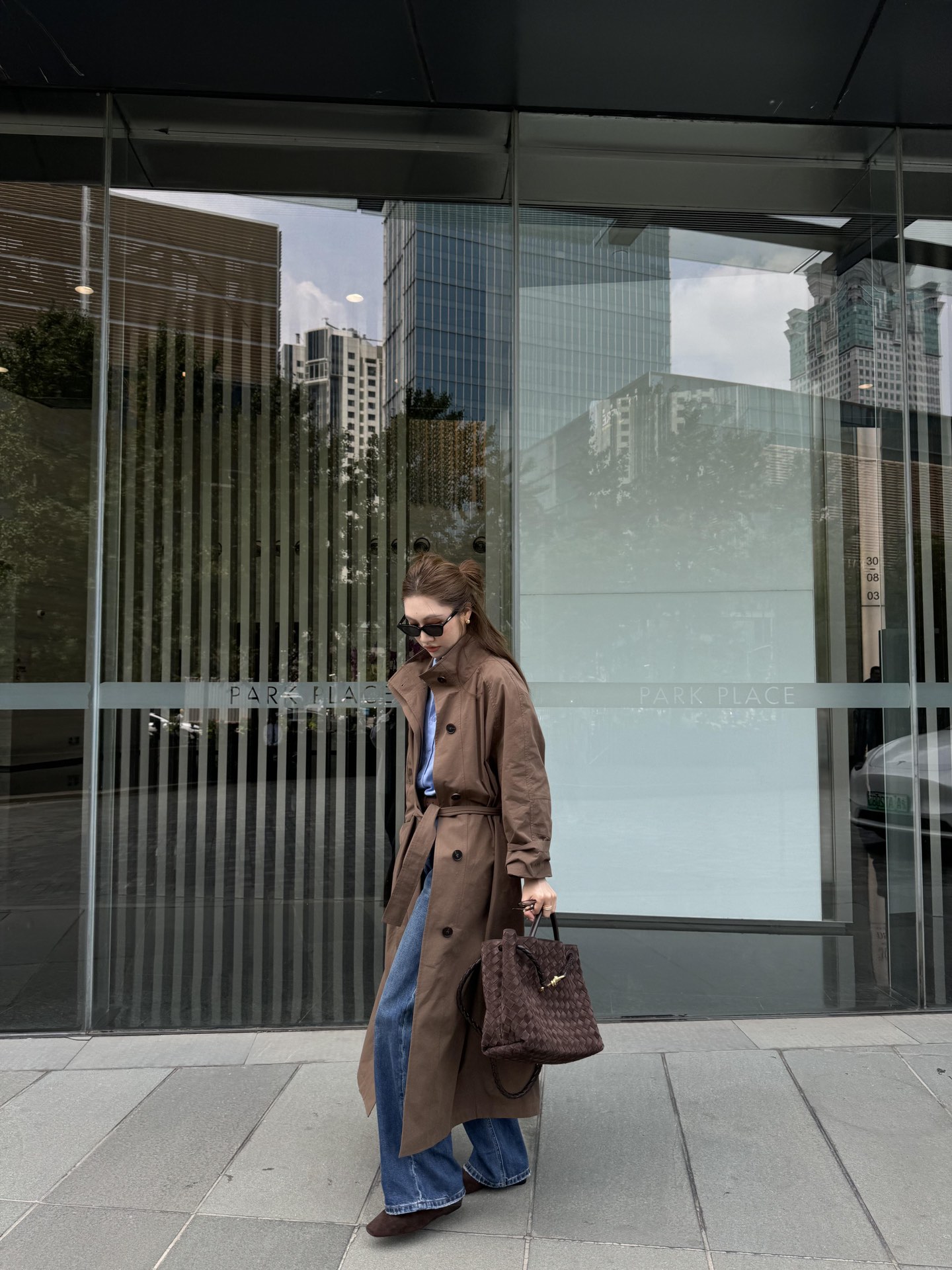 743572 Andiamo蝴蝶結中號 麂皮深咖色_12