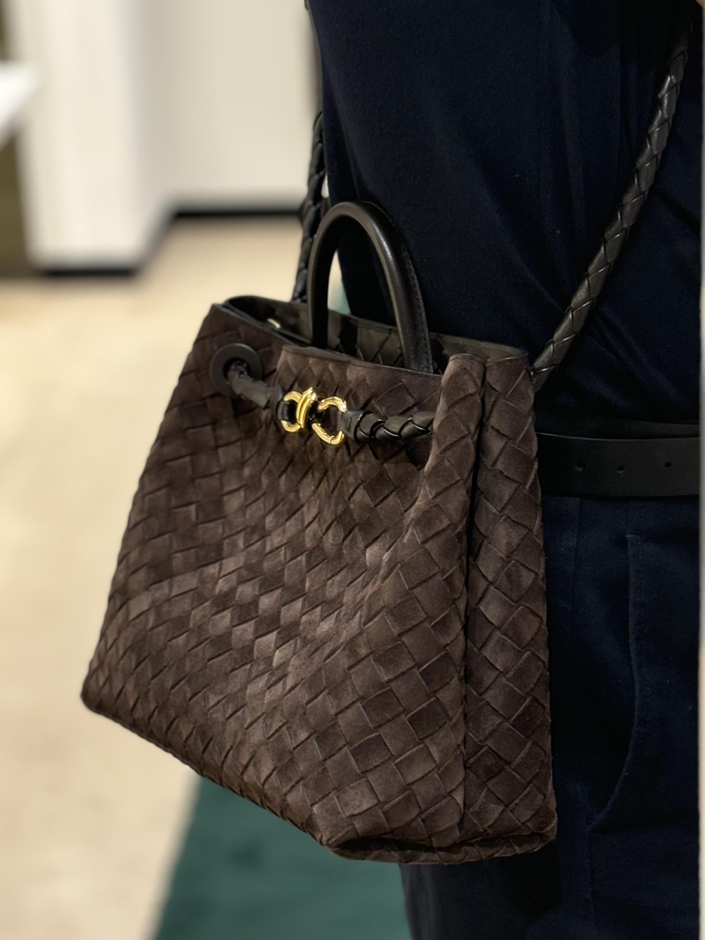 743572 Andiamo蝴蝶結中號 麂皮深咖色_15