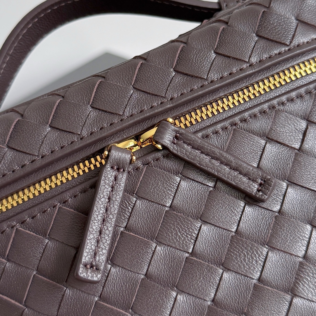 843800 Soft Vanity小號化妝包 黑棕色_6