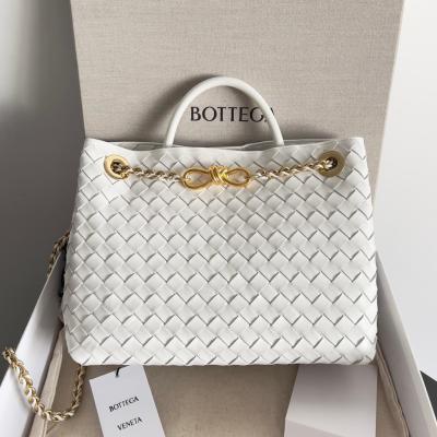 786009 Andiamo鏈條包朵中號 白色